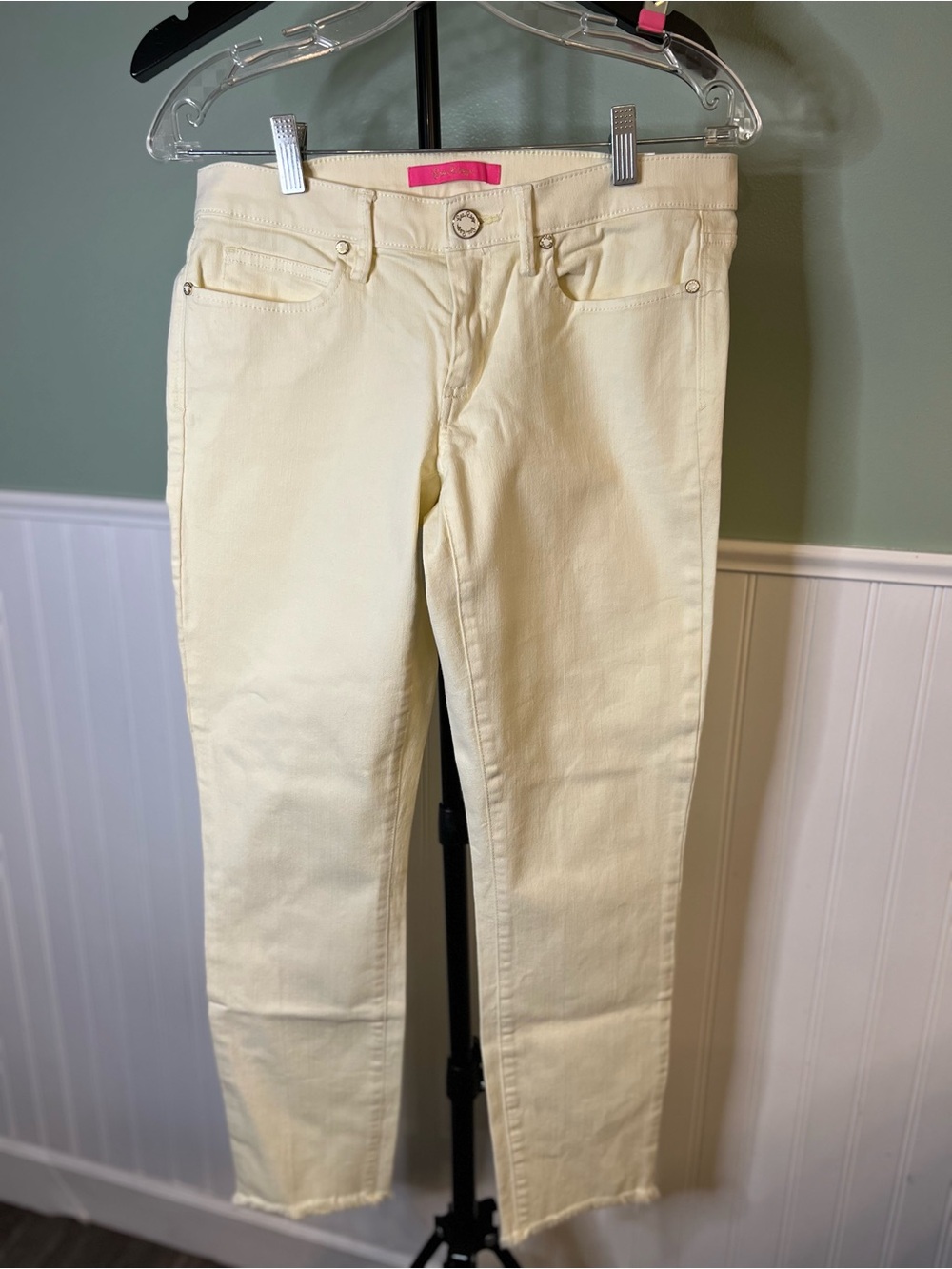 EUC - Lilly Pulitzer Cream High Rise Cropped Jeans with Raw/Frayed Hem. Size 6